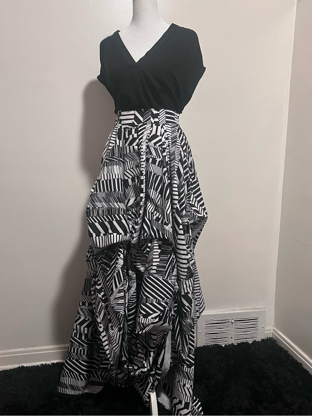 Black & White Geometric Print Maxi Skirt - High-Waist Statement Skirt